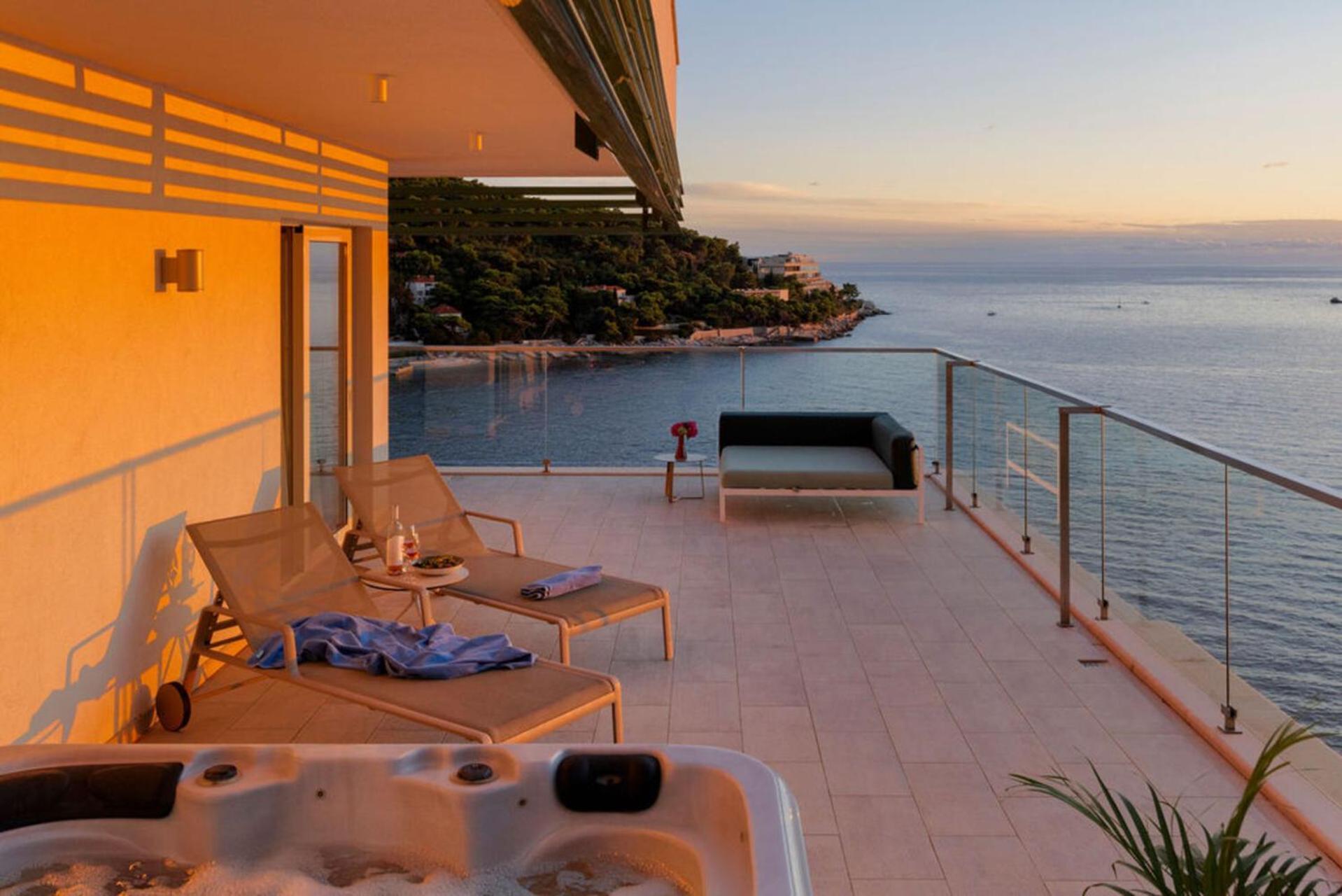 Hotel More (Adults Only) Dubrovnik Bagian luar foto A balcony with a hot tub