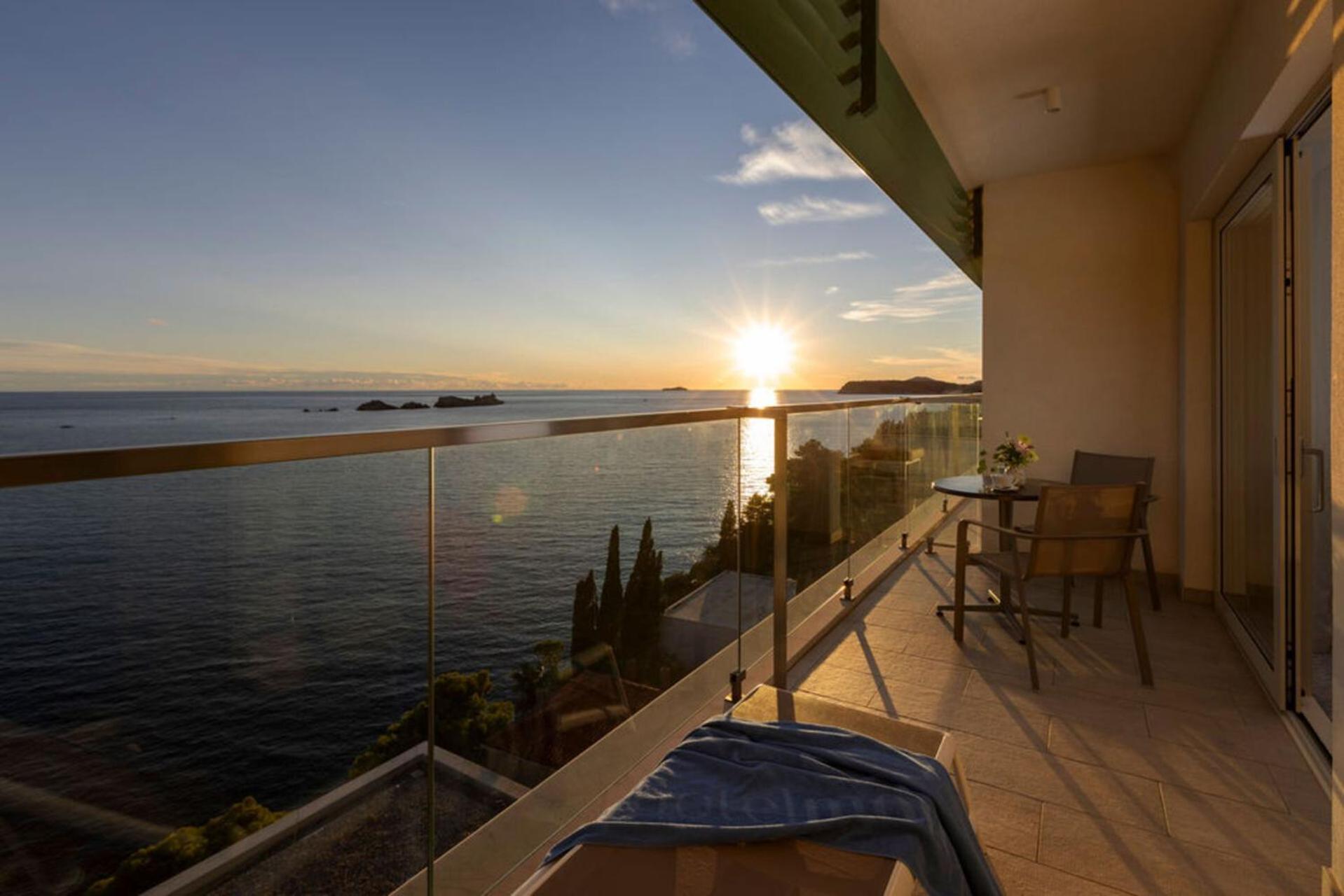Hotel More (Adults Only) Dubrovnik Bagian luar foto Sunset at the hotel